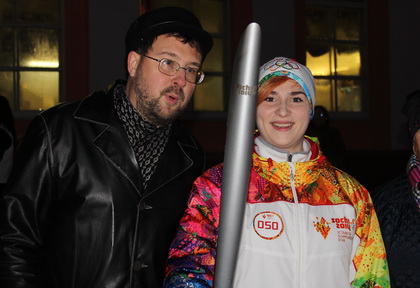 Resize by dragging with the right mouse button.