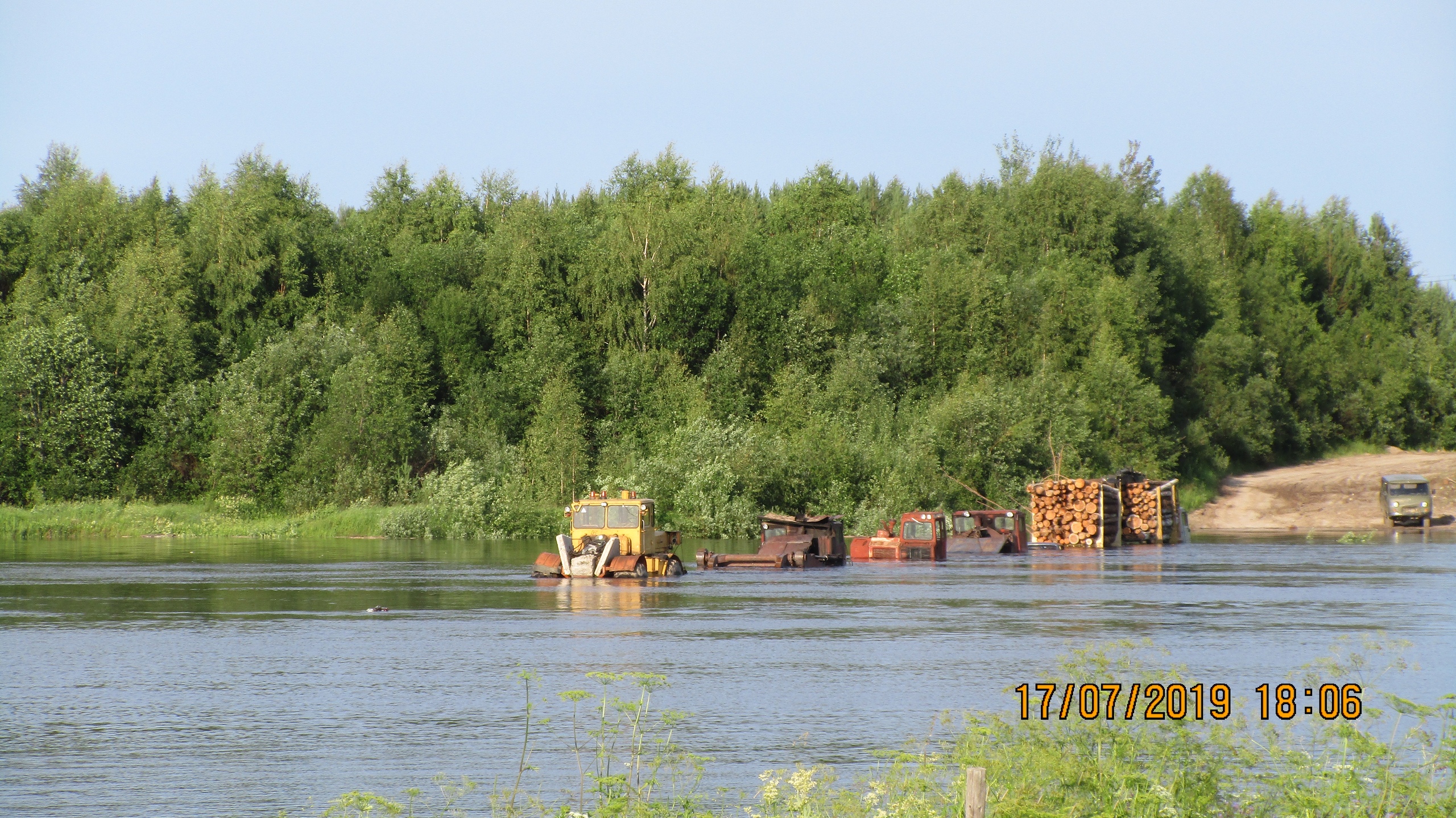 В селе Нившера, где КамАЗ вместе с мостом проплыл по реке, вода продолжает  прибывать — КомиОнлайн