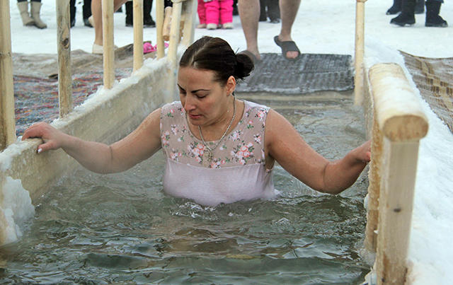 Тетка моется. Крещенские купания. Купание женщин. Женщины купаются. Купание в проруби на крещение.