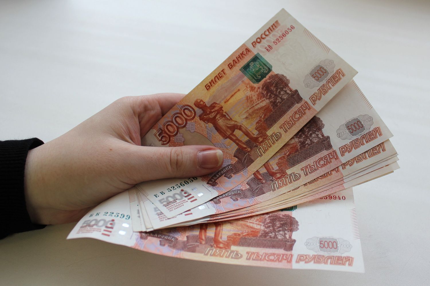 Деньги рубли в женских руках
