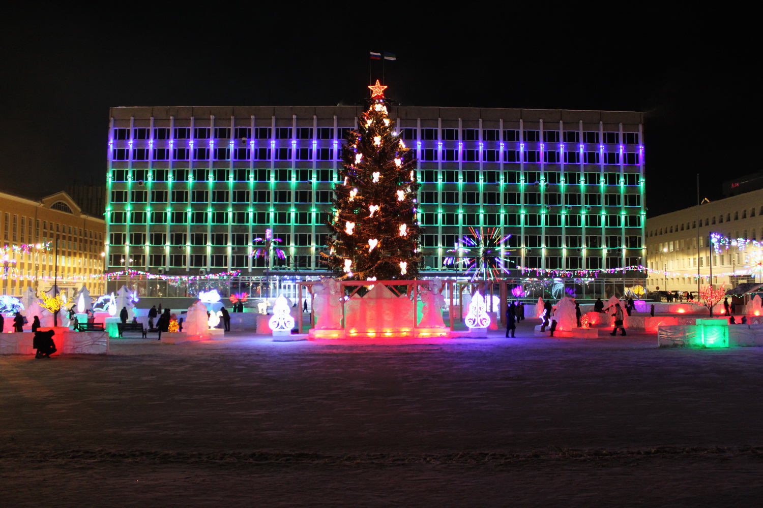 Новогодний городок открыли в Сыктывкаре — КомиОнлайн