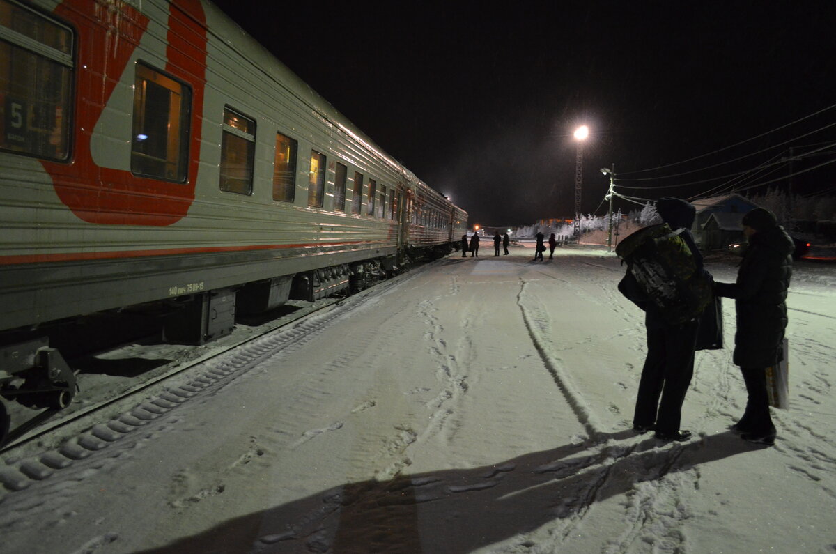 Почему нет прямого поезда. Поезд Сыктывкар Усинск. Вокзал Воркута 2022. Железная дорога Сыктывкар Воркута. Воркута вокзал зима.