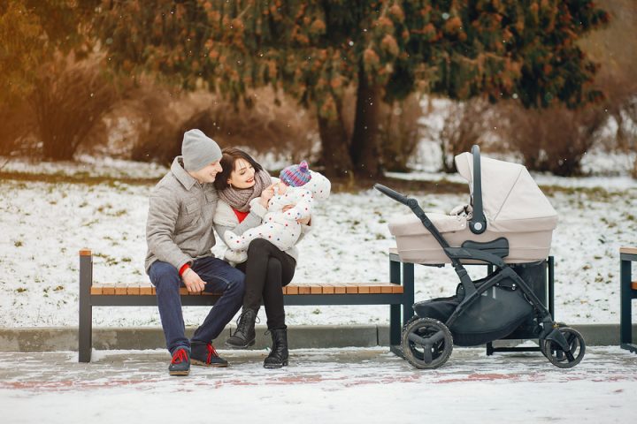 ребенок, коляска, семья в парке