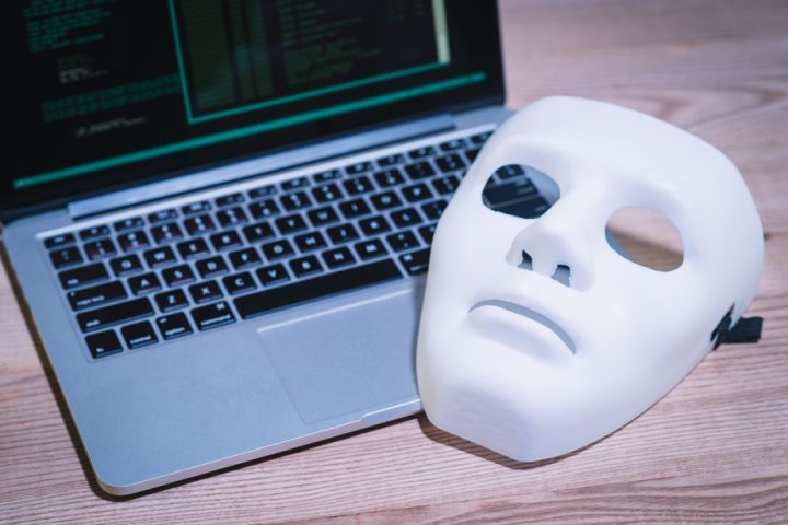 фейк, маска, ноутбук, компьютер, мошенничество