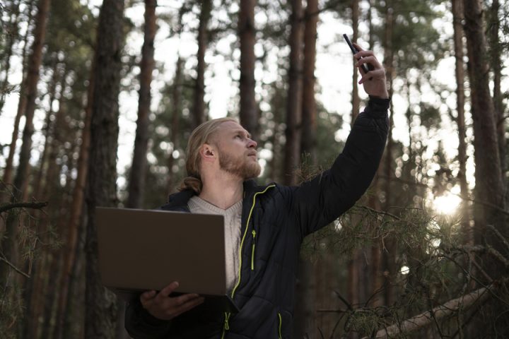 лес, Интернет в лесу, мужчина